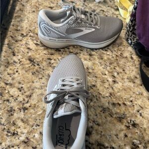 Brooks Women's Silver Athletic Shoes